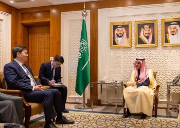 وزير الخارجية يبحث مع المبعوث الصيني تطورات الأوضاع الإقليمية والدولية