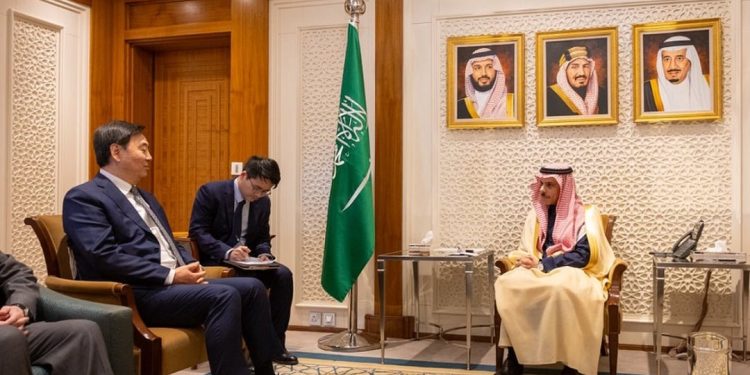 وزير الخارجية يبحث مع المبعوث الصيني تطورات الأوضاع الإقليمية والدولية