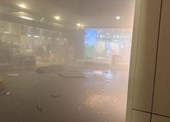 سقوط ألواح زجاجية.. فوضى في مطار دبي وإخلاء مئات الركاب عقب الضربات الإيرانية