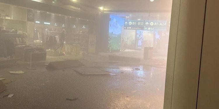 سقوط ألواح زجاجية.. فوضى في مطار دبي وإخلاء مئات الركاب عقب الضربات الإيرانية