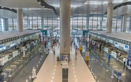لتسهيل رحلتك.. تجربة رقمية متكاملة في موقع مطار الملك خالد الدولي