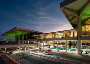 مطار الملك فهد الدولي يناشد المسافرين ضرورة التأكد من الرحلات قبل التوجه
