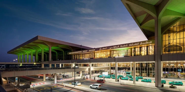 مطار الملك فهد الدولي يناشد المسافرين ضرورة التأكد من الرحلات قبل التوجه