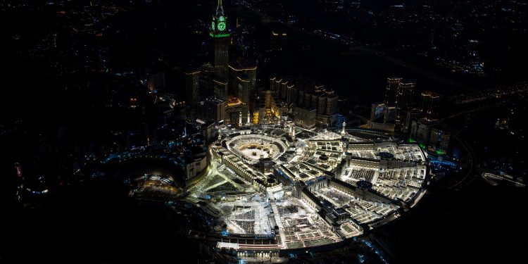 هيئة العناية بالحرمين تطلق خدمة واتساب وشات الحرمين