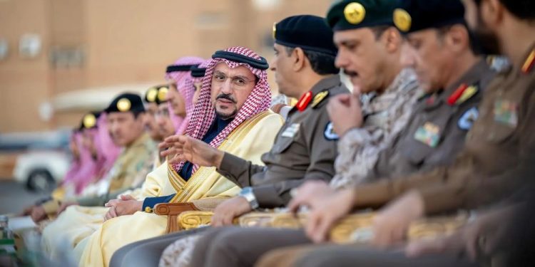 أمير القصيم يشارك رجال الأمن إفطار رمضان ويثمن جهودهم في حفظ الوطن