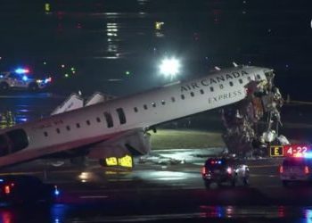 اصطدام طائرة ركاب بسيارة إطفاء يوقف الرحلات في مطار لاغوارديا نيويورك