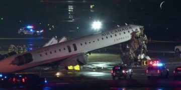 اصطدام طائرة ركاب بسيارة إطفاء يوقف الرحلات في مطار لاغوارديا نيويورك