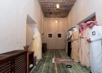 محافظ الأحساء يتفقد مسجد أم زرينيق ضمن مشروع تطوير المساجد التاريخية