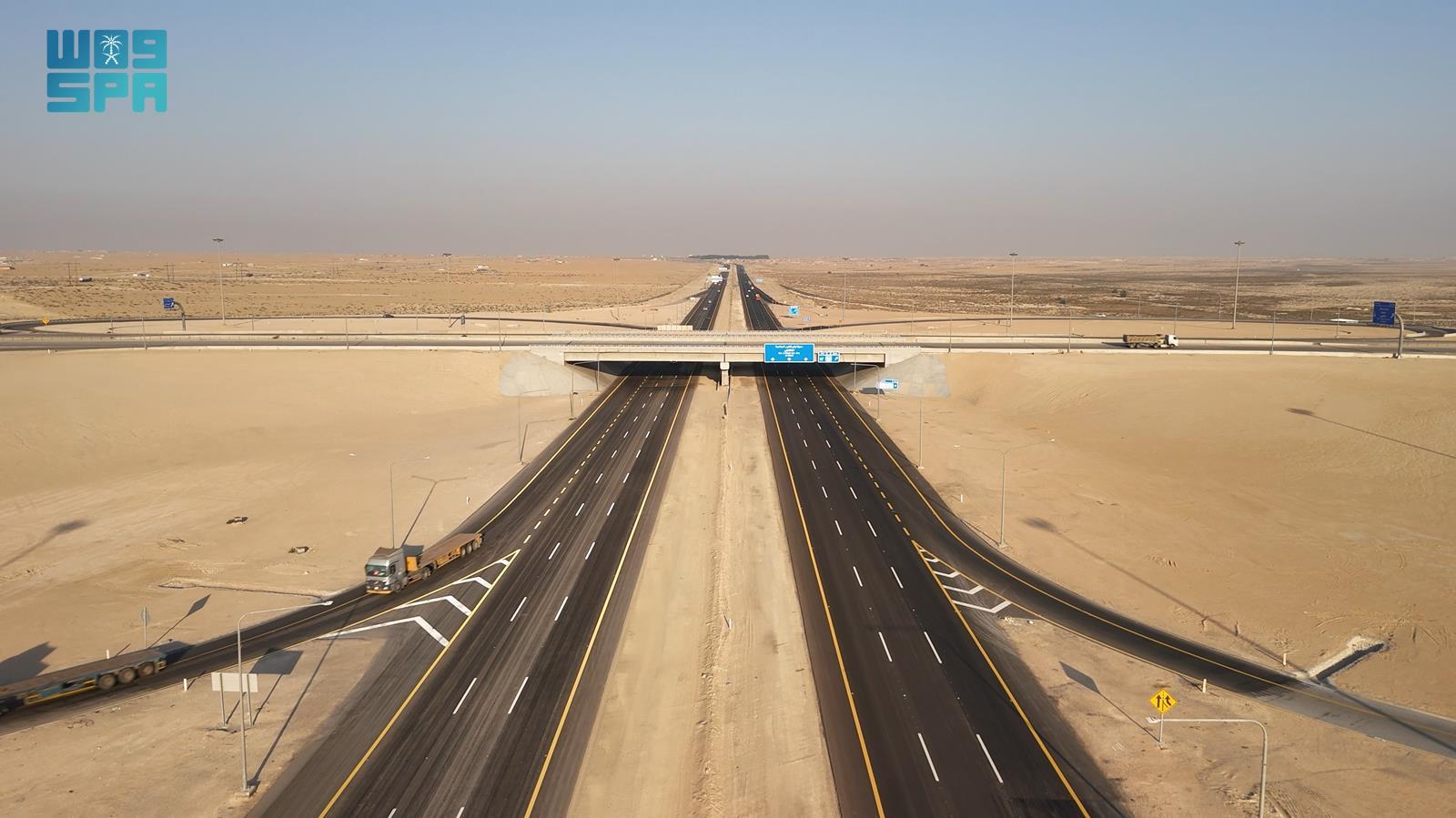 شبكة الطرق في السعودية تعزز الربط الخليجي.. طرق استراتيجية تدعم النقل وتختصر زمن الرحلات