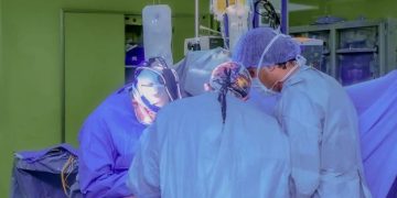 التخصصي ينجح في أول عمليات استئصال كبد روبوتية أحادية المنفذ من متبرع حي