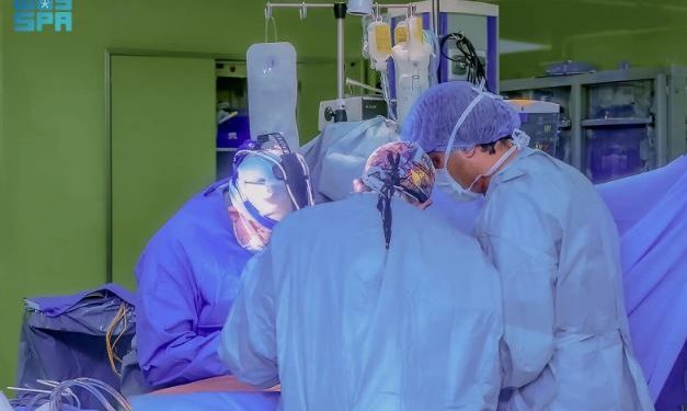 التخصصي ينجح في أول عمليات استئصال كبد روبوتية أحادية المنفذ من متبرع حي