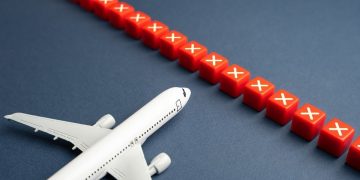 بدراسة زيادة الأسعار وتغيير المسارات.. شركات الطيران تواجه تحديات أزمة الوقود وتصاعد التوتر