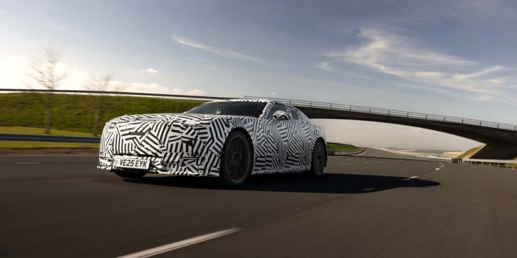 رهان فاخر بمستقبل غامض.. هل تنجح جاكوار في إعادة تعريف السيدان الكهربائية؟