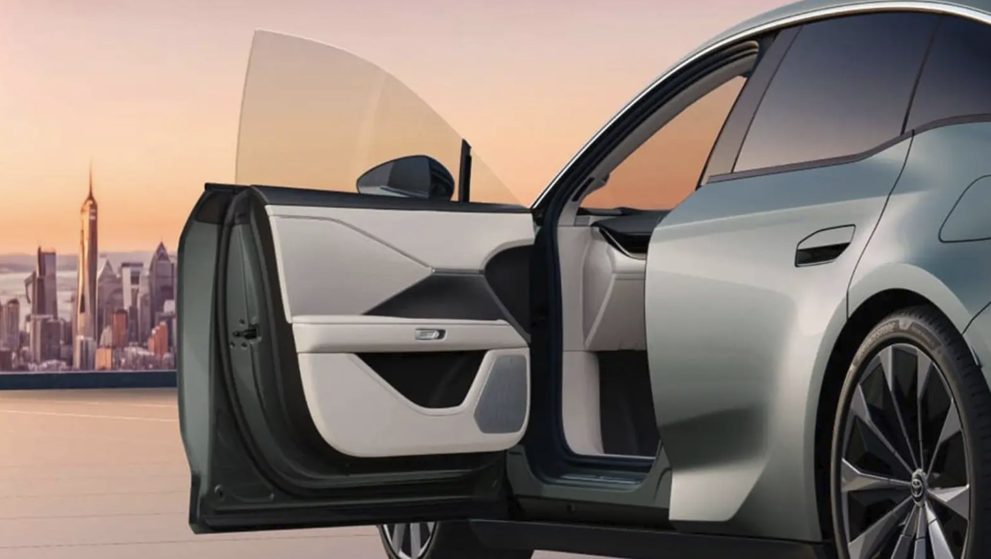 Toyota تبيع سيارة كهربائية فاخرة