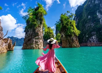 الحرب في الشرق الأوسط تدفع المسافرين الآسيويين لتفضيل الوجهات الداخلية