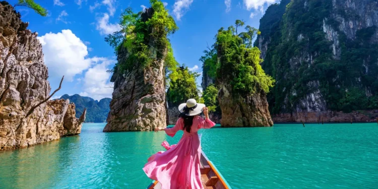 الحرب في الشرق الأوسط تدفع المسافرين الآسيويين لتفضيل الوجهات الداخلية