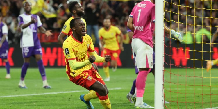 شاهد هدف سعود عبدالحميد مع لانس من رأسية ساحرة في تولوز (فيديو)