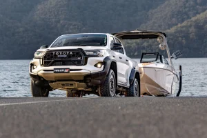 قدة السحب والقطر بسيارة تويوتا هايلكس GR Sport 2024