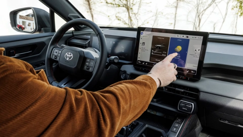 وضعية القيادة والسيطرة والتحكم في مقصورة تويوتا راف فور ADV 4x4 HEV موديل 2026