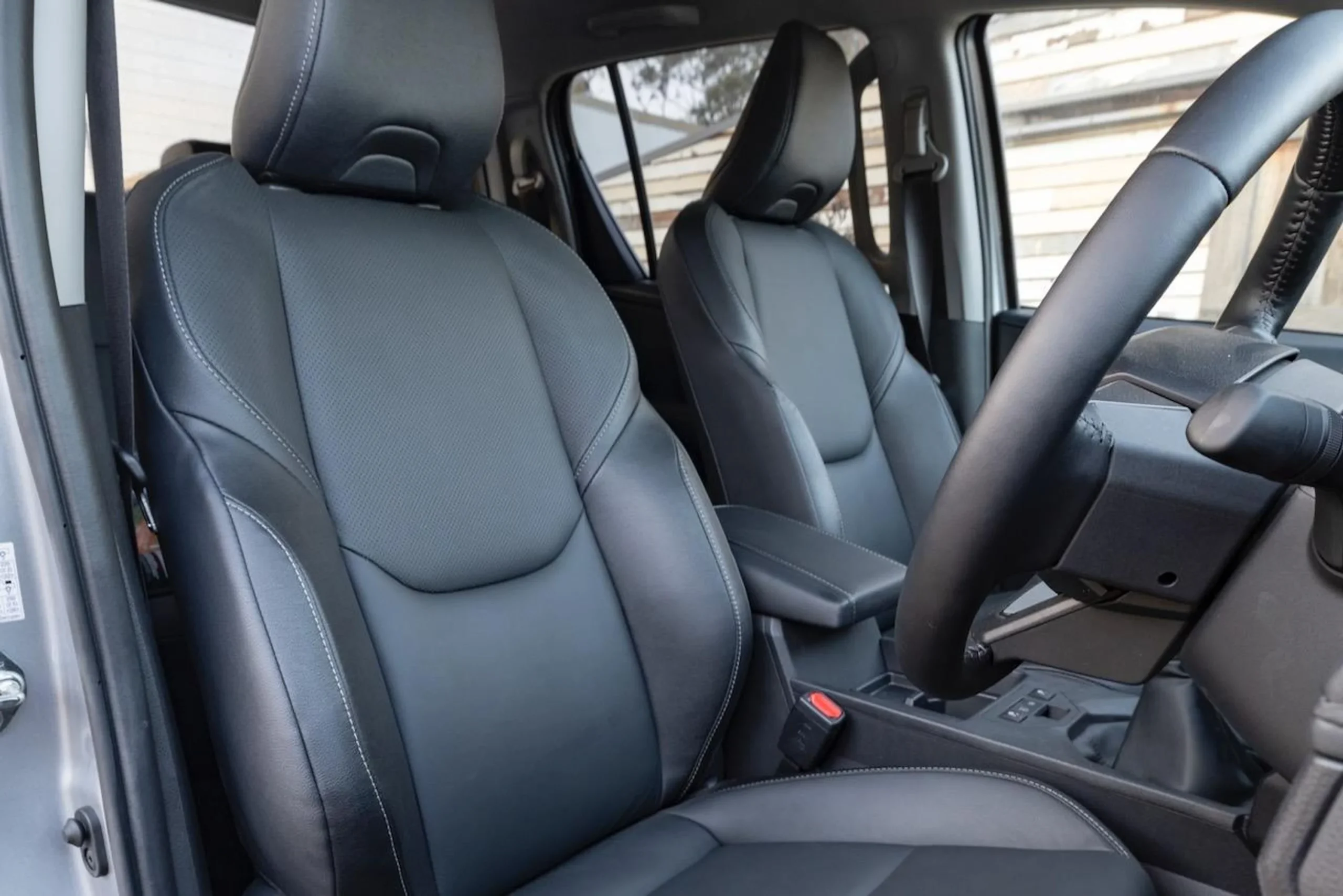 تصميم المقاعد الأمامية المريحة في تويوتا هايلكس غمارتين GLX2 4X2 2.7L 2025