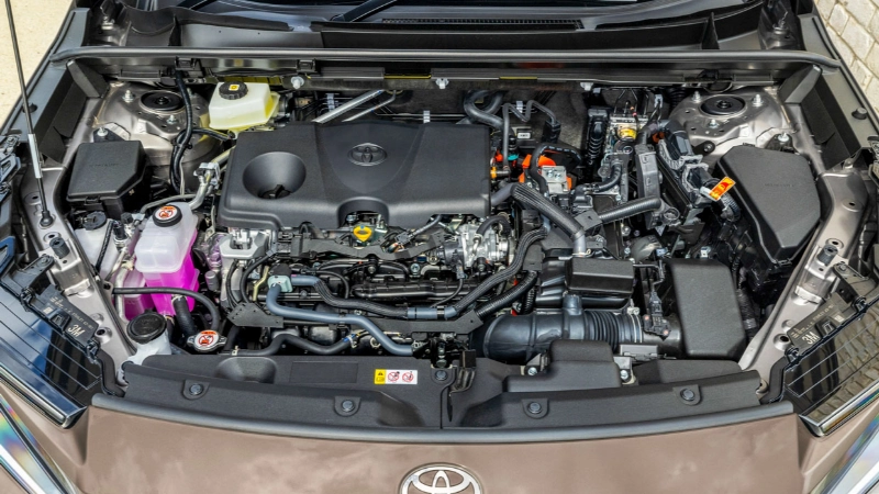 المحرك الهجين الموفر في سيارة تويوتا RAV 4 XSE موديل 2026 هايبرد