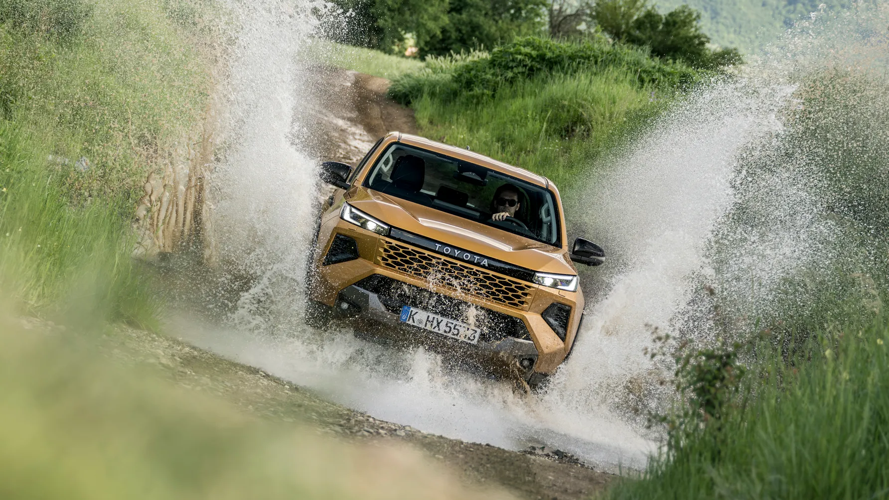 الوحش تويوتا هايلكس غمارتين SGLX 4X4 2.4L AT DSL 2025 يخترق المياه