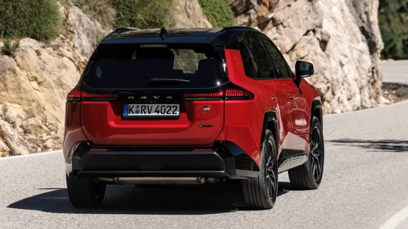 تصميم تويوتا راف فور ADV 4x4 HEV موديل 2026 الخلفي: هوية مغامرة تفرض حضورها