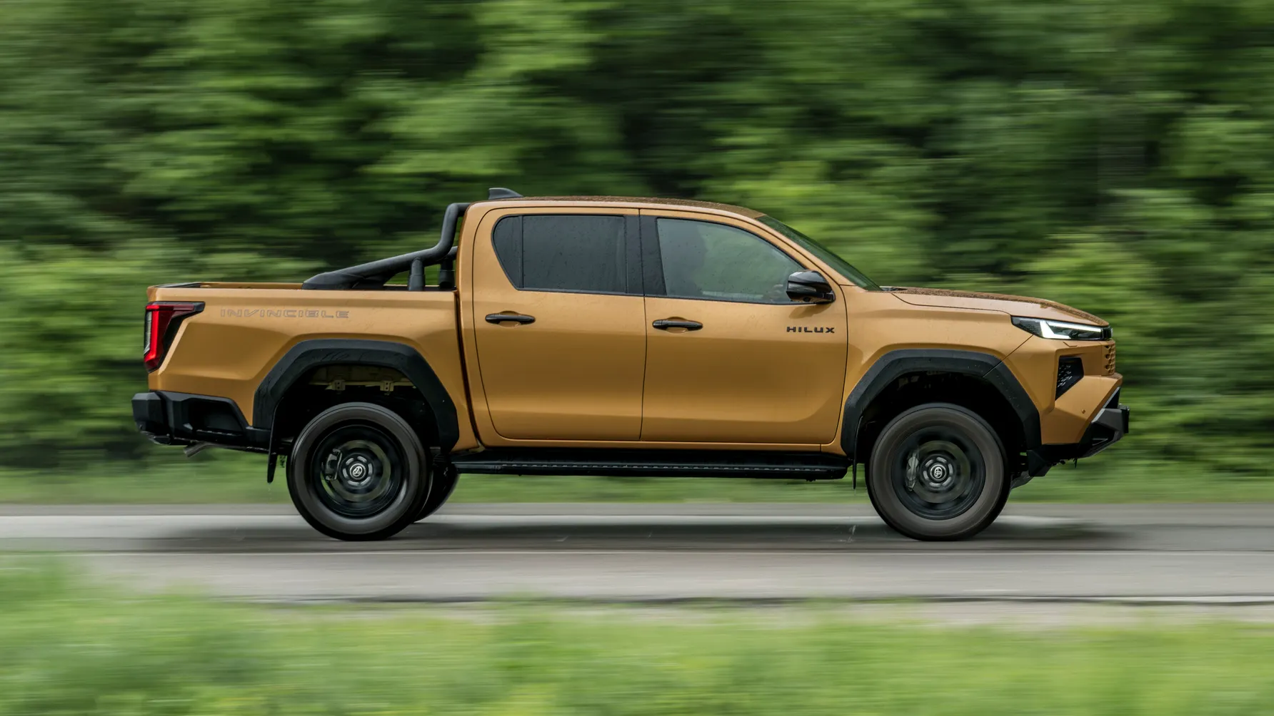 التصميم الجانبي لسيارة تويوتا هايلكس غمارتين SGLX 4X4 2.4L AT DSL 2025