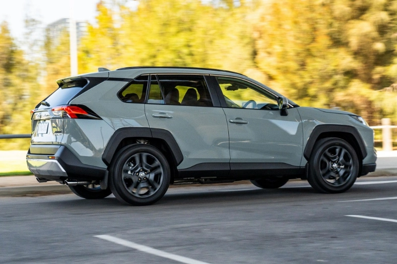 تصميم جانبي السيارة وتصميم جنوط تويوتا راف 4 LE 4X4 هايبرد 2025 تويوتا راف 4 LE 4X4 هايبرد 2025تويوتا راف 4 LE 4X4 هايبرد 2025