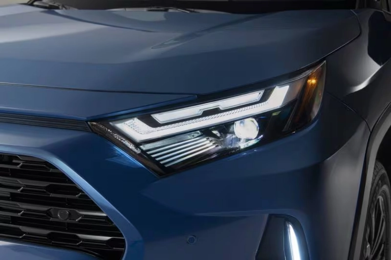 تصميم المصابيح الأمامية الحادة في تويوتا راف 4 LE 4X4 هايبرد 2025