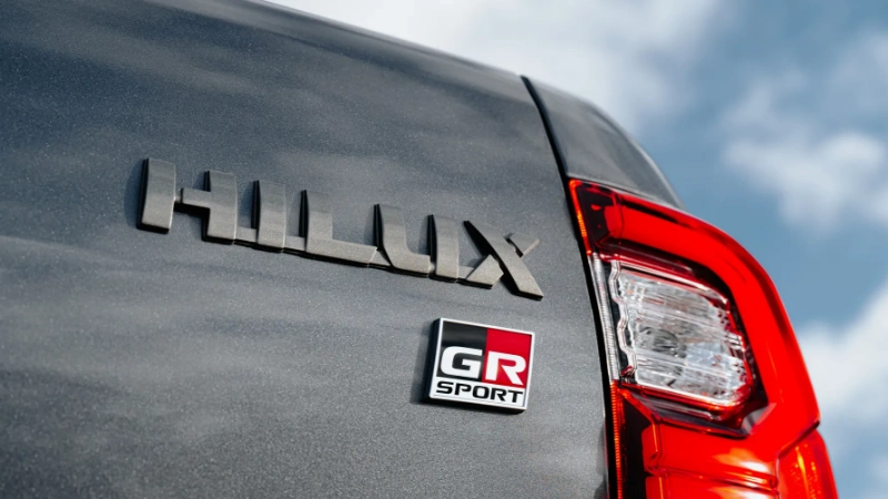تصميم الإضاءة الخلفية في تويوتا هايلكس SGLX غمارتين 2.4L ديزل 2024