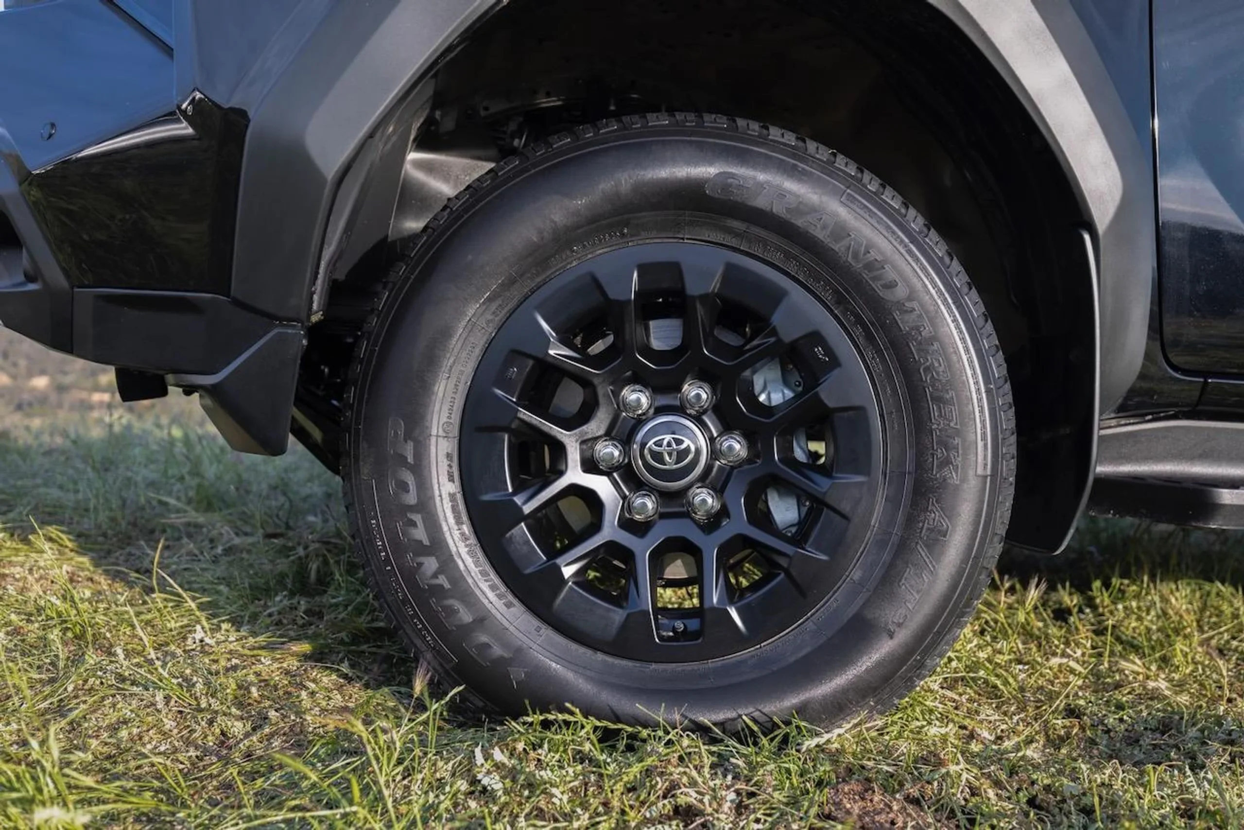 تصميم الجنوط في تويوتا هايلكس غمارتين SGLX 2.7L 4X4 MT 2026
