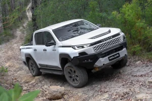 أداء قوي لسيارة تويوتا هايلكس غمارتين SGLX 2.7L 4X4 MT 2026
