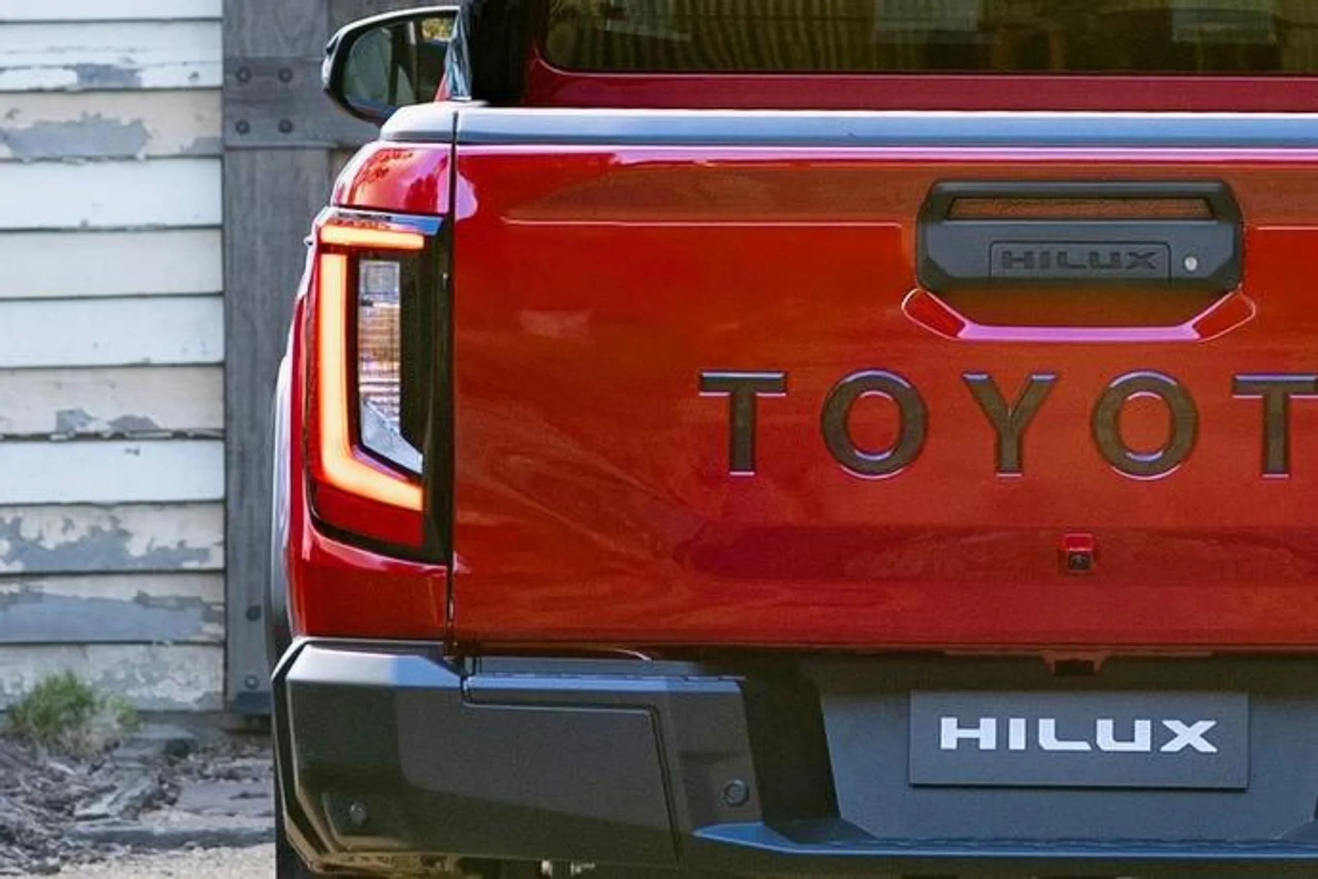 تصميم الإضاءة الخلفية في تويوتا هايلكس غمارتين SGLX 2.7L 4X4 MT 2026