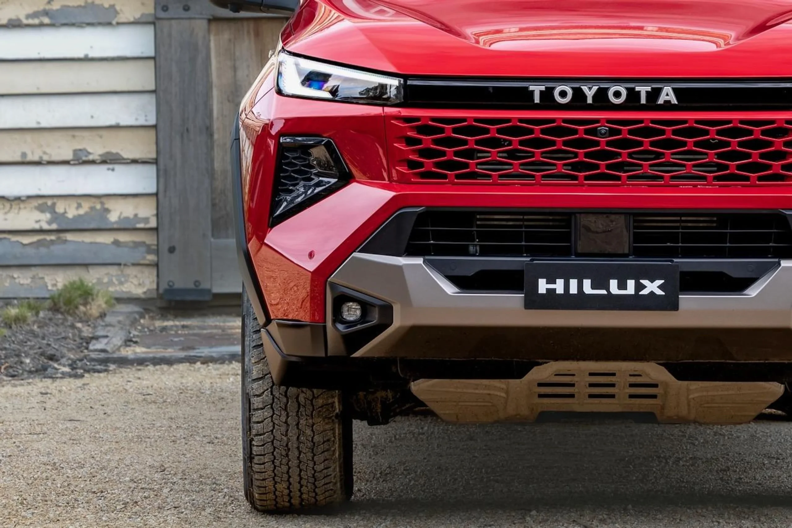 تصميم الإضاءة الأمامية في تويوتا هايلكس غمارتين SGLX 2.7L 4X4 MT 2026