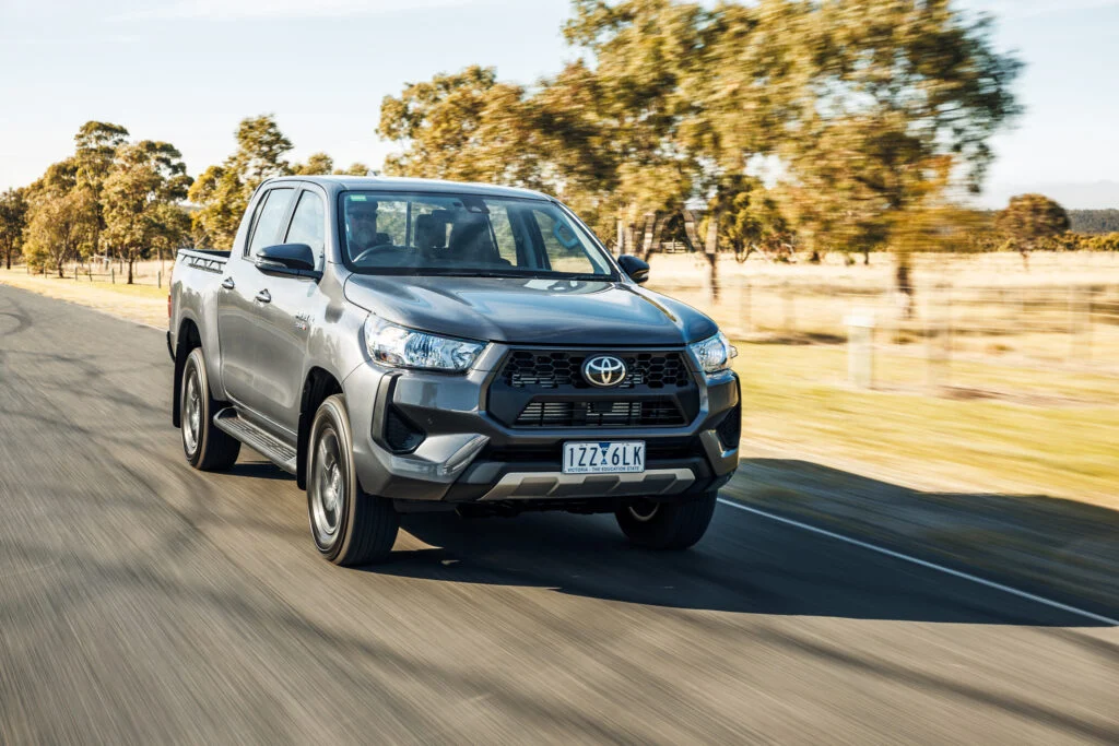 قوة وثبات تويوتا هايلكس SGLX غمارتين 2.4L ديزل 2024 على الطريق