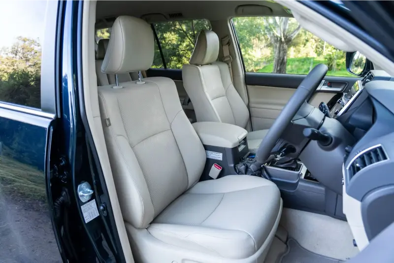 المقاعد الأمامية في مقصورة تويوتا برادو 2022 Toyota Prado