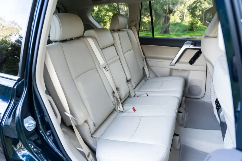 تصميم المقاعد الخلفية في مقصورة تويوتا برادو 2022 Toyota Prado