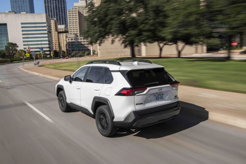 أداء وثبات سيارة تويوتا راف 4 2022 Toyota RAV4 على الطريق
