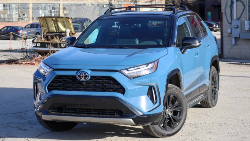 وقفة سيارة تويوتا راف 4 LE 4X4 2025