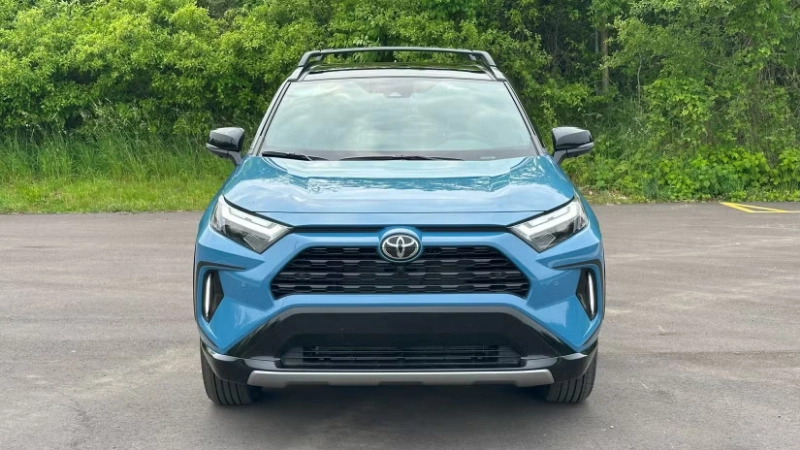 تصميم واجهة تويوتا راف 4 LE 4X4 2025