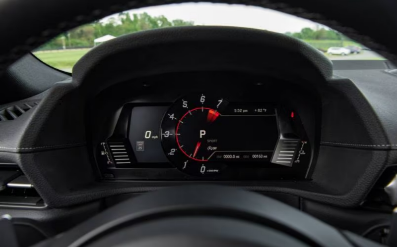 شاشة البيانات الرقمية في مقصورة تويوتا سوبرا GT Sport AT 2025
