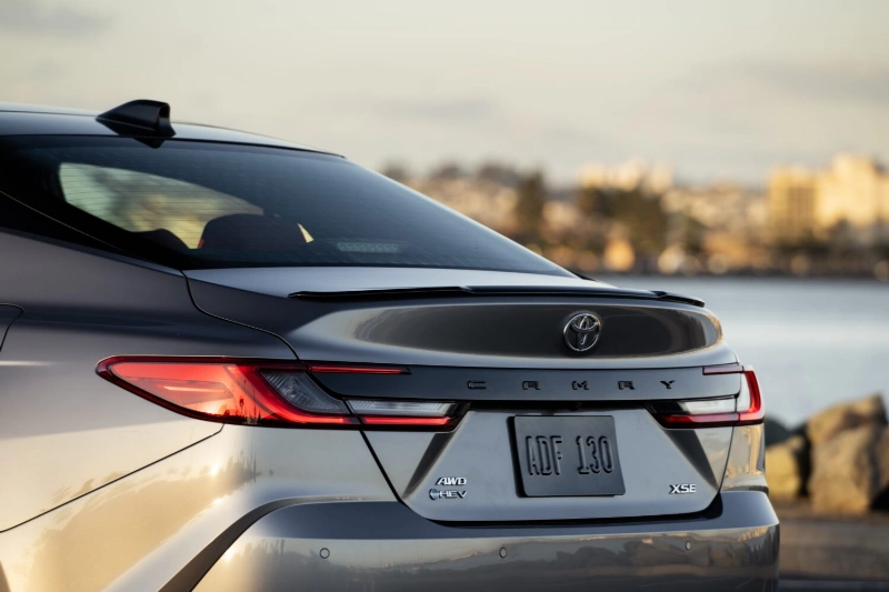 تصميم الإضاءة الخلفية والجزء الخلفي من سيارة تويوتا كامري جراندي 2026 Toyota Camry Grande
