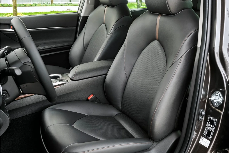 تصميم المقاعد الأمامية في مقصورة تويوتا-كامري le hev 2026 toyota camry le hev