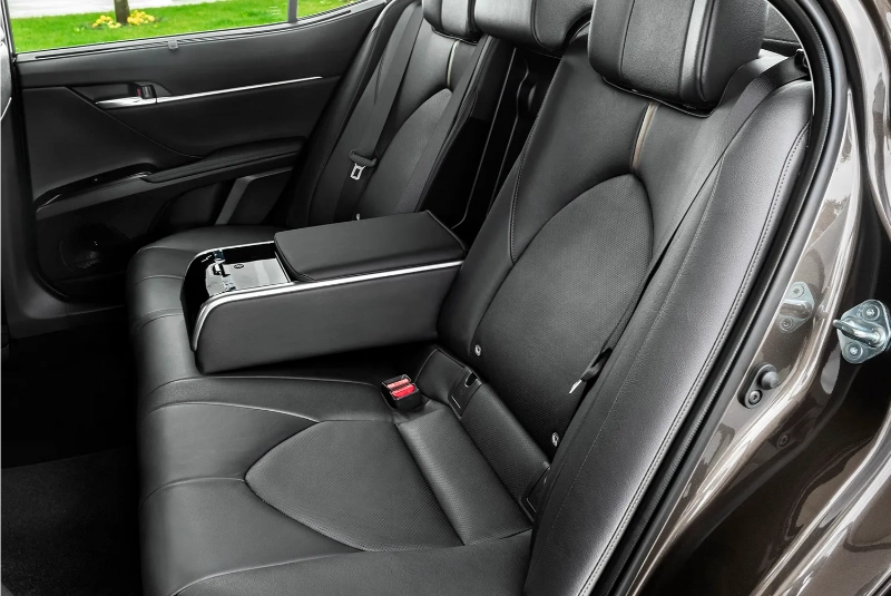 تصميم المقاعد الخلفية في مقصورة تويوتا-كامري le hev 2026 toyota camry le hev