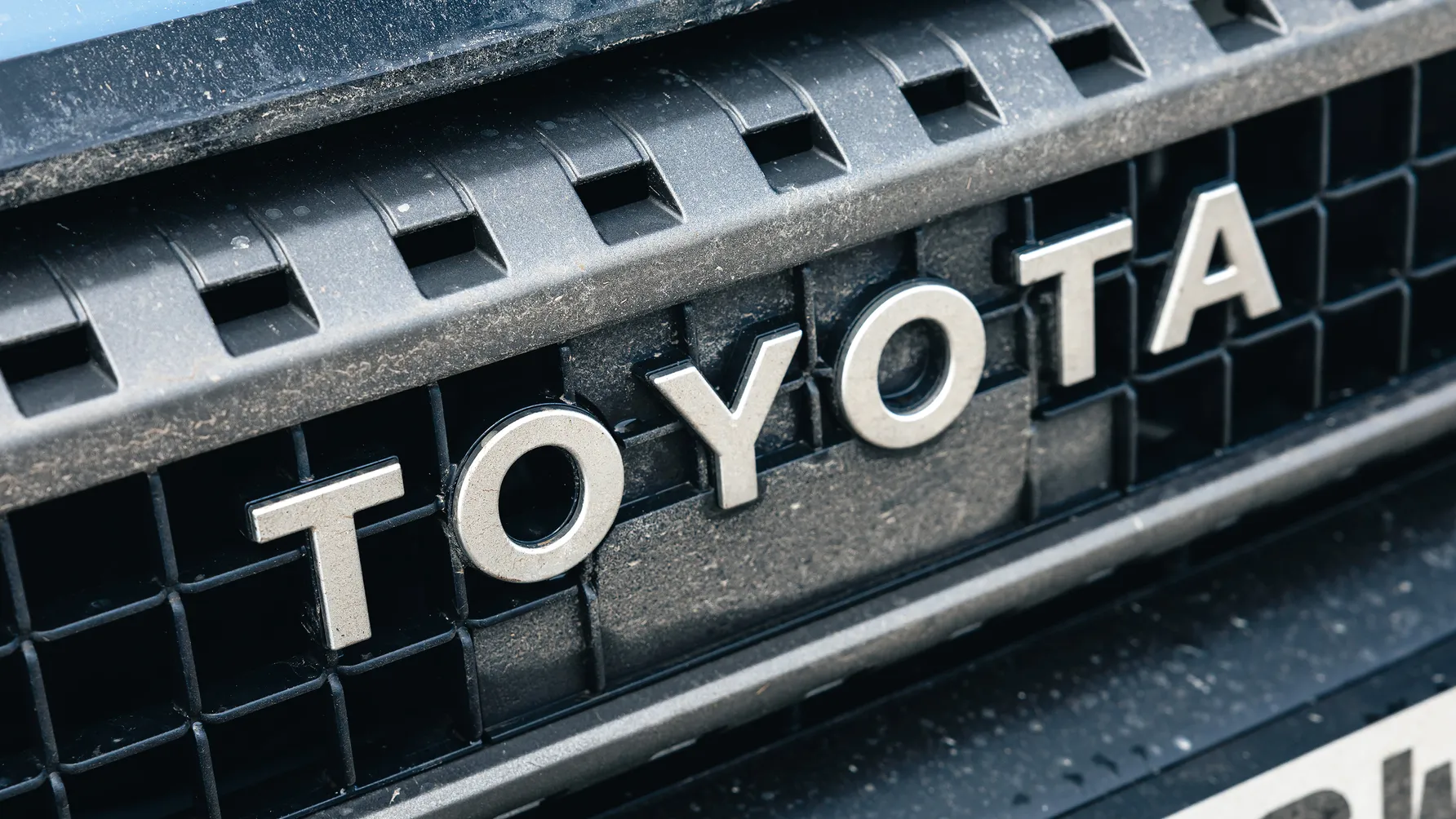 شعار العلامة في تويوتا لاندكروزر VXR 2026