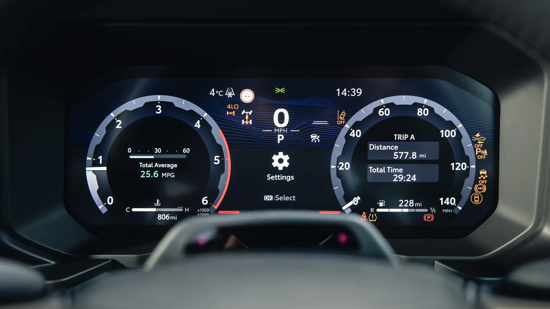 شاشة العدادات في تويوتا لاندكروزر VXR 2026