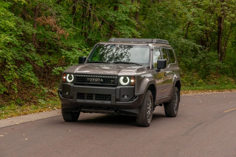 تصميم مقدمة تويوتا-لاندكروزر-gr-s-ديزل-2025-toyota-landcruiser-gr-s-diesel- والجانب الأيسر