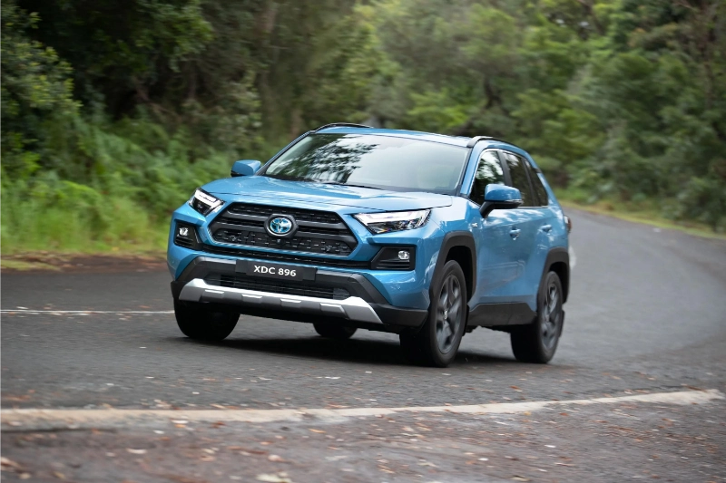 تويوتا RAV4 فئة XLE دفع رباعي 2025 تنساب بسلاسة على الطريق