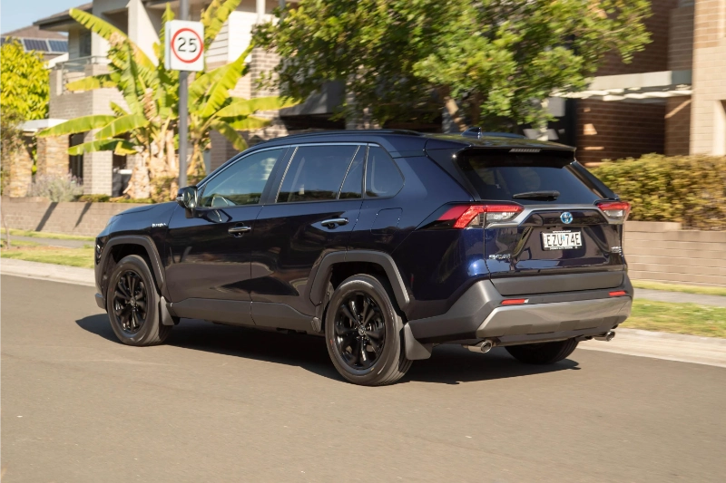 أداء رائع داخل المدينة من نسخة البنزين تويوتا RAV4 فئة XLE دفع رباعي 2025
